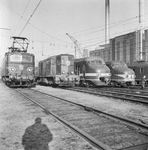 859325 Afbeelding met van links naar rechts de electrische locomotief nr. 1127 (serie 1100), de diesel-electrische ...
